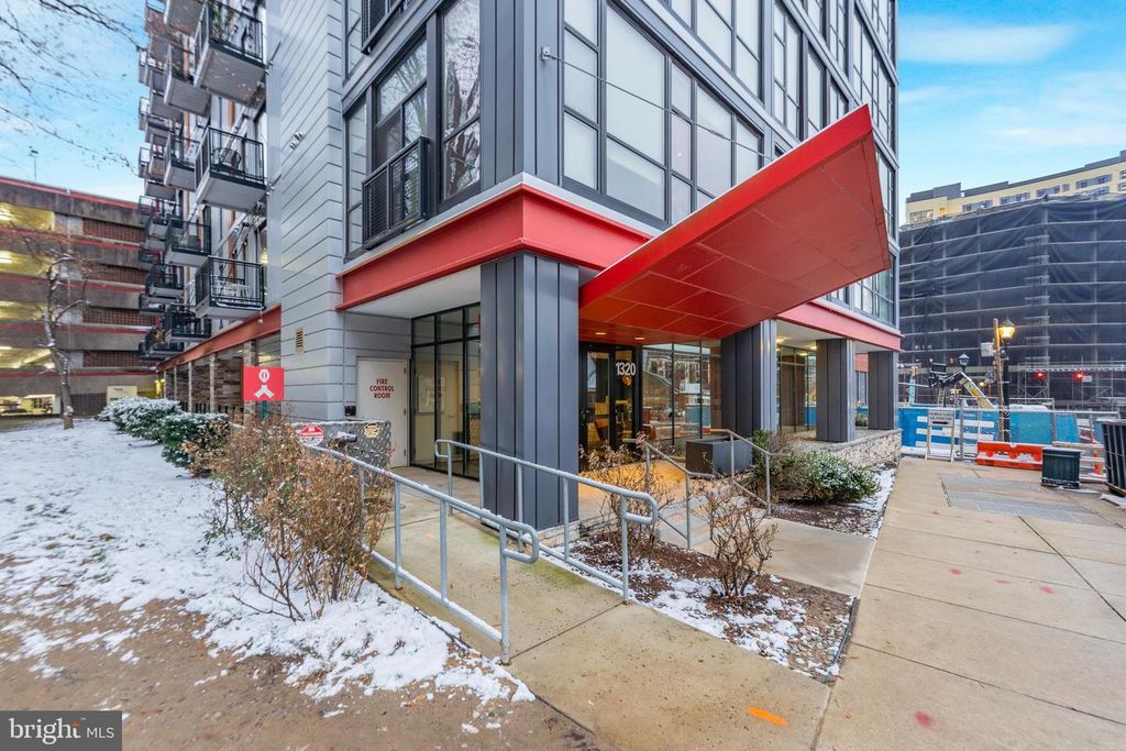 Image 2 of property listing at 1320 FENWICK LN #7, Silver Spring, MD 20910