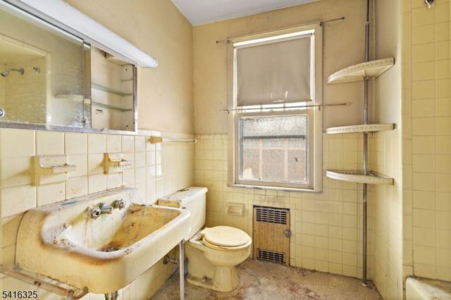 520 Rutherford Ave, Lyndhurst Twp., NJ 07071