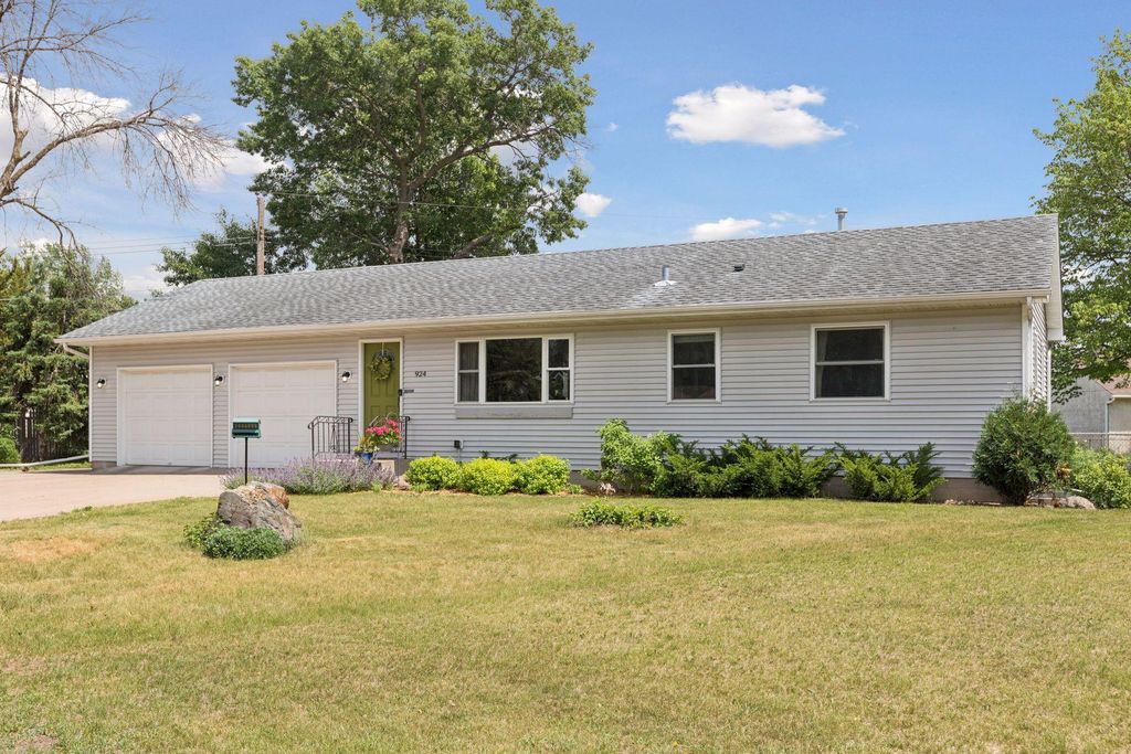 924 Marlboro Court NE, Spring Lake Park, MN 55432