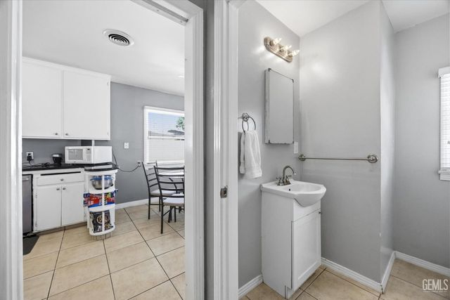 2617 College Avenue, Bakersfield, CA 93306