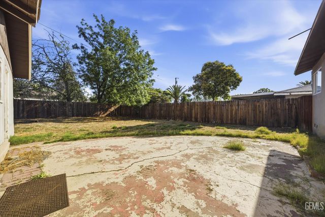 2617 College Avenue, Bakersfield, CA 93306