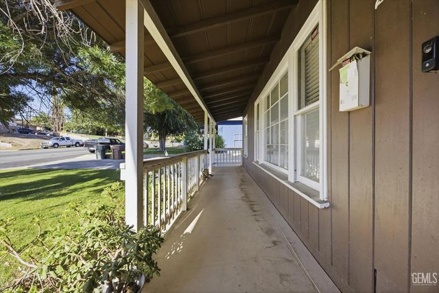 2617 College Avenue, Bakersfield, CA 93306