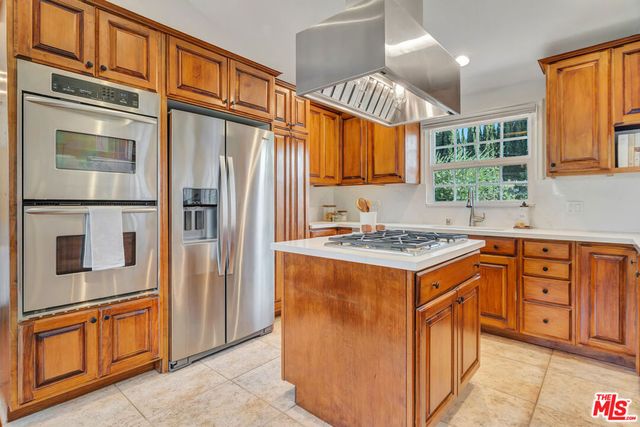 6001 Oakdale Avenue, Woodland Hills, CA 91367