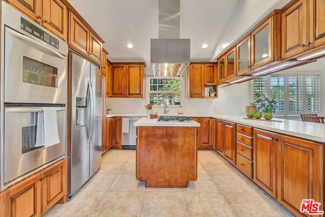 6001 Oakdale Avenue, Woodland Hills, CA 91367