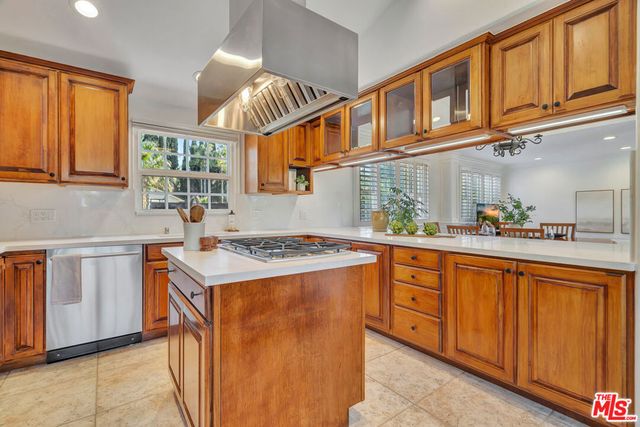 6001 Oakdale Avenue, Woodland Hills, CA 91367