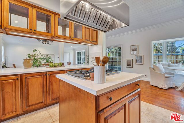 6001 Oakdale Avenue, Woodland Hills, CA 91367