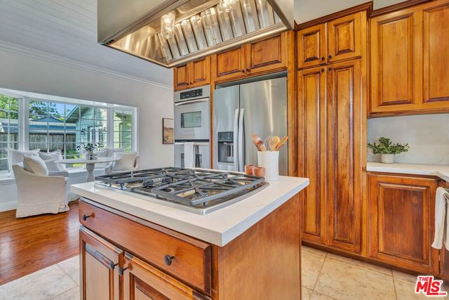 6001 Oakdale Avenue, Woodland Hills, CA 91367