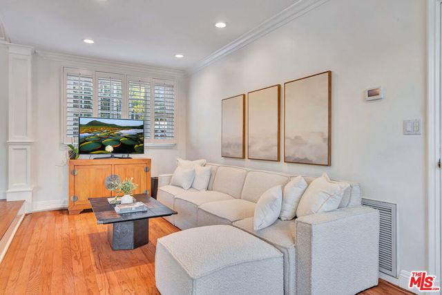 6001 Oakdale Avenue, Woodland Hills, CA 91367