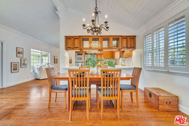 6001 Oakdale Avenue, Woodland Hills, CA 91367