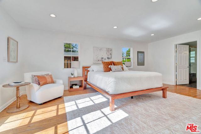 6001 Oakdale Avenue, Woodland Hills, CA 91367