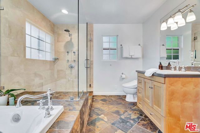 6001 Oakdale Avenue, Woodland Hills, CA 91367