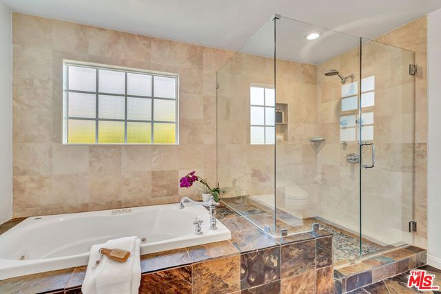 6001 Oakdale Avenue, Woodland Hills, CA 91367