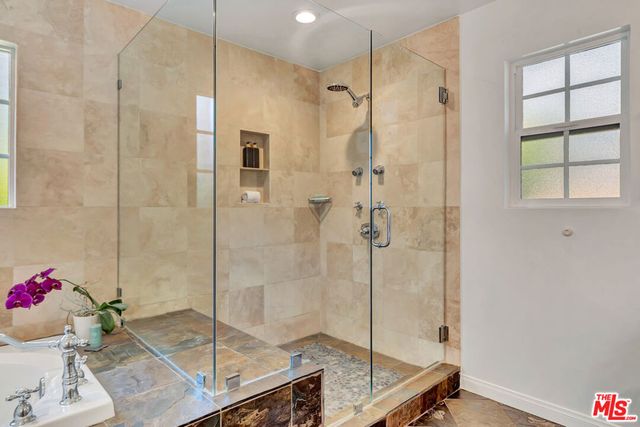 6001 Oakdale Avenue, Woodland Hills, CA 91367