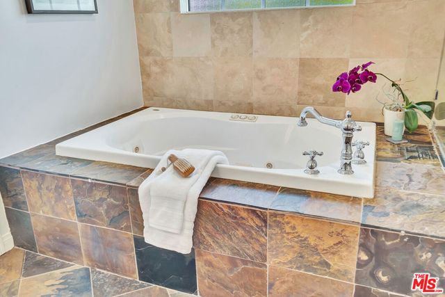 6001 Oakdale Avenue, Woodland Hills, CA 91367