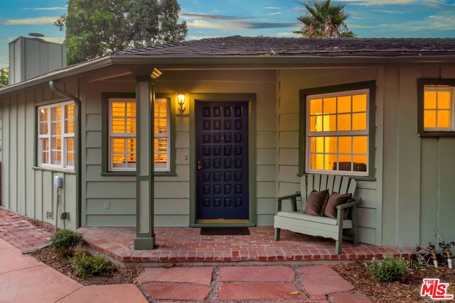 6001 Oakdale Avenue, Woodland Hills, CA 91367