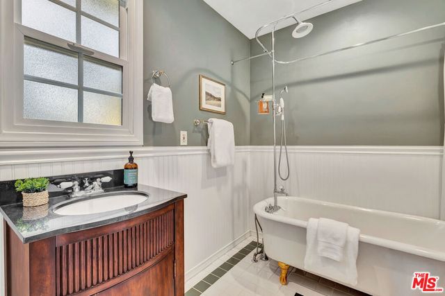 6001 Oakdale Avenue, Woodland Hills, CA 91367