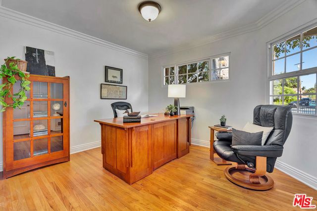 6001 Oakdale Avenue, Woodland Hills, CA 91367