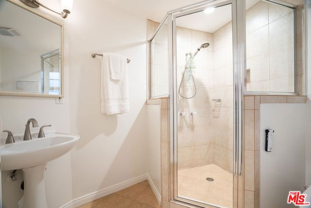 6001 Oakdale Avenue, Woodland Hills, CA 91367