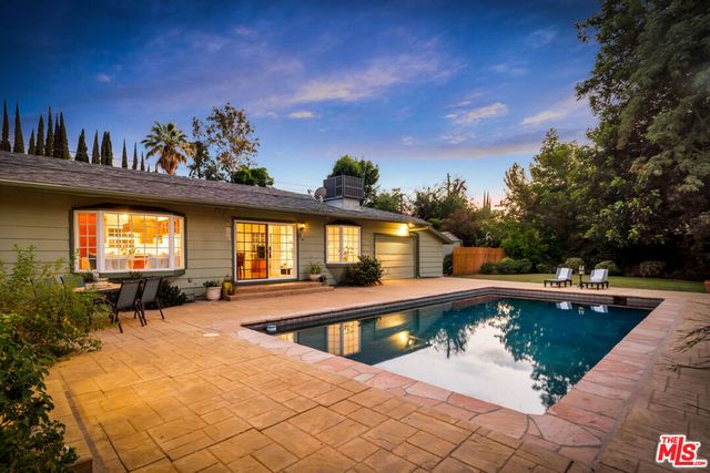 6001 Oakdale Avenue, Woodland Hills, CA 91367