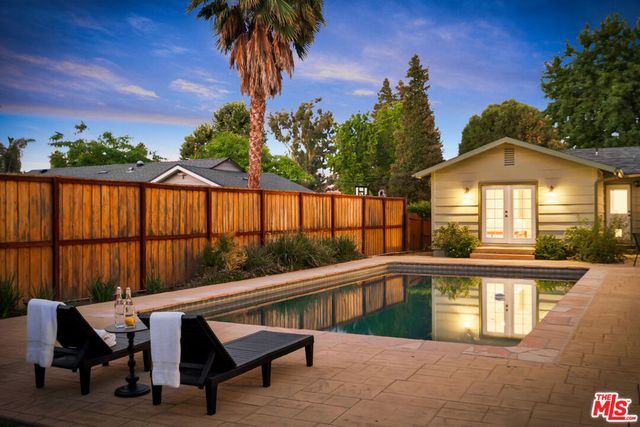 6001 Oakdale Avenue, Woodland Hills, CA 91367