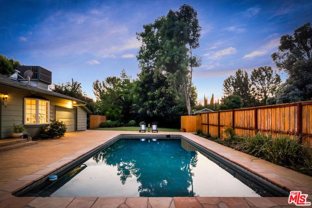 6001 Oakdale Avenue, Woodland Hills, CA 91367