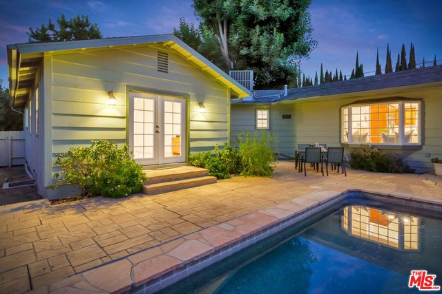 6001 Oakdale Avenue, Woodland Hills, CA 91367