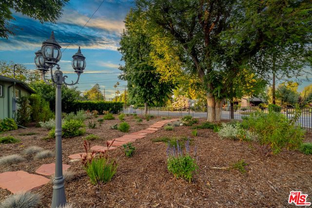 6001 Oakdale Avenue, Woodland Hills, CA 91367