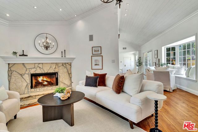 6001 Oakdale Avenue, Woodland Hills, CA 91367