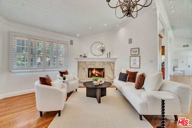 6001 Oakdale Avenue, Woodland Hills, CA 91367