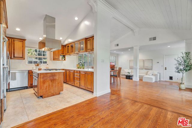 6001 Oakdale Avenue, Woodland Hills, CA 91367