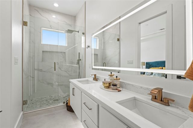 221 S Henderson Avenue, Dallas, TX 75214