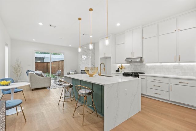 221 S Henderson Avenue, Dallas, TX 75214
