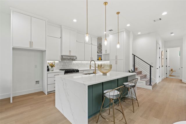 221 S Henderson Avenue, Dallas, TX 75214