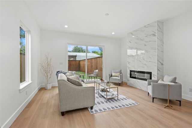 221 S Henderson Avenue, Dallas, TX 75214