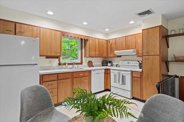 34 Fort Sumter Dr, Holden, MA 01520