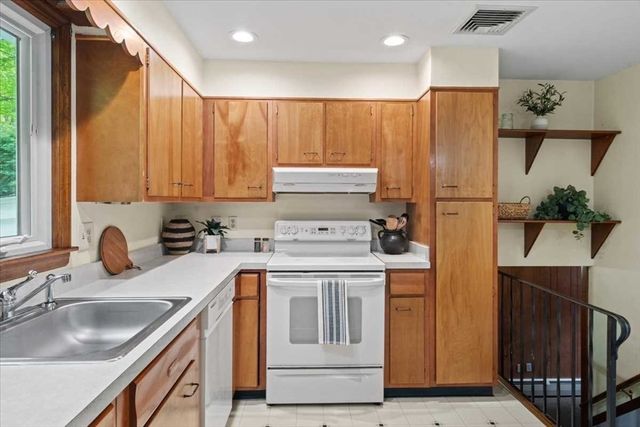 34 Fort Sumter Dr, Holden, MA 01520