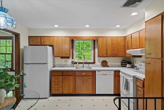 34 Fort Sumter Dr, Holden, MA 01520