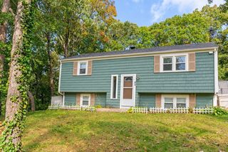 64 Hillside Dr, Plymouth, MA 02360