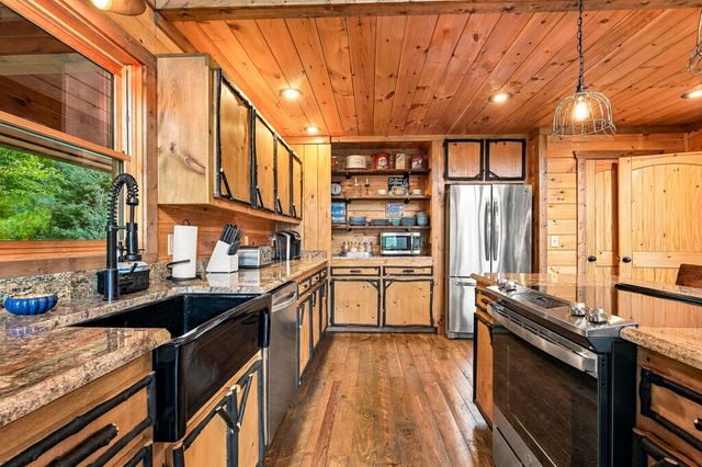 560 Endless View Road, Mineral Bluff, GA 30559