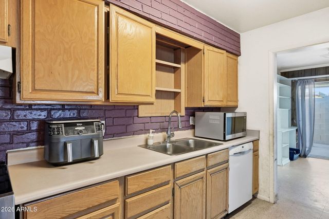 204 E HAMPTON Avenue, Mesa, AZ 85210