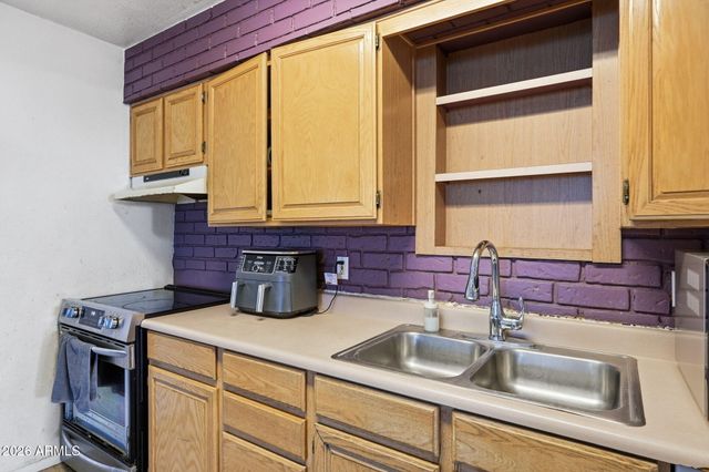 204 E HAMPTON Avenue, Mesa, AZ 85210