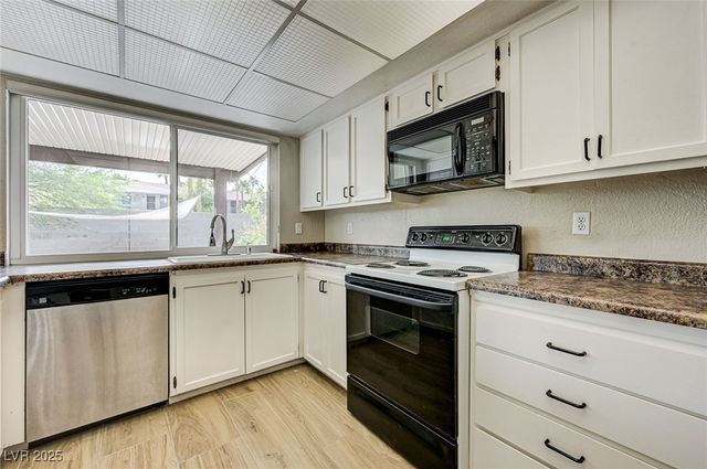 2475 Swan Lane, Las Vegas, NV 89121