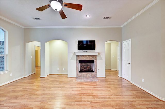 1960 Greentree Drive, Huntsville, TX 77340