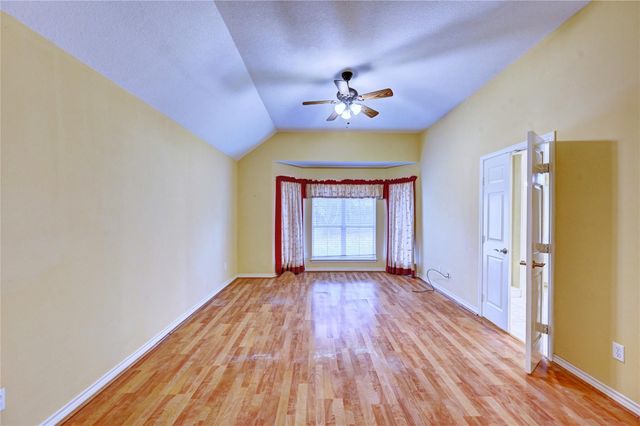 1960 Greentree Drive, Huntsville, TX 77340