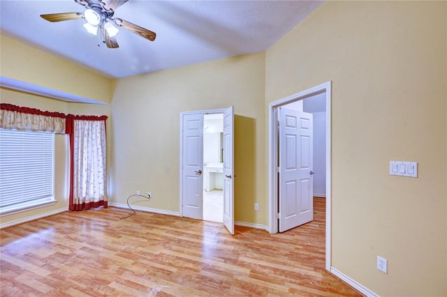 1960 Greentree Drive, Huntsville, TX 77340