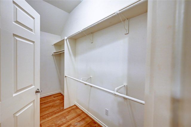 1960 Greentree Drive, Huntsville, TX 77340