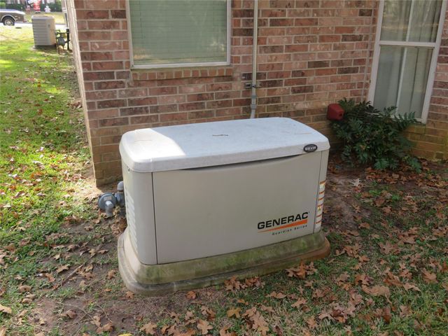 1960 Greentree Drive, Huntsville, TX 77340