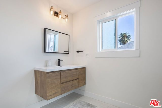 1438 W 30th Street, Los Angeles, CA 90007