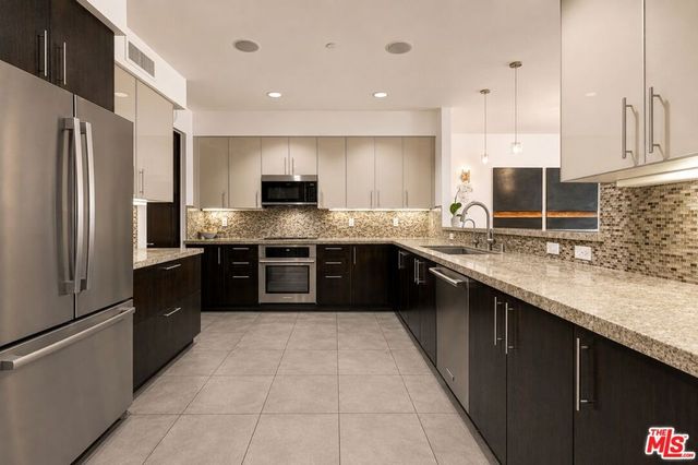 1304 Roxbury Drive 202, Los Angeles, CA 90035