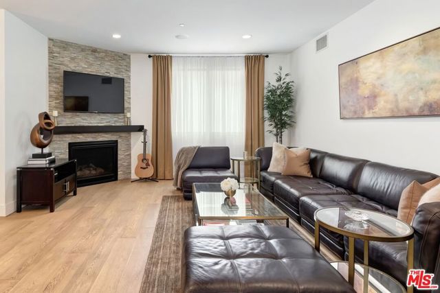 1304 Roxbury Drive 202, Los Angeles, CA 90035